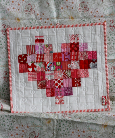 minipixelatedheartquilt