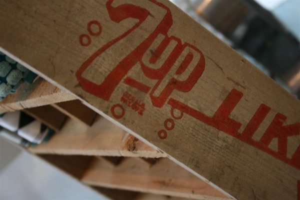 vintage 7-up crate